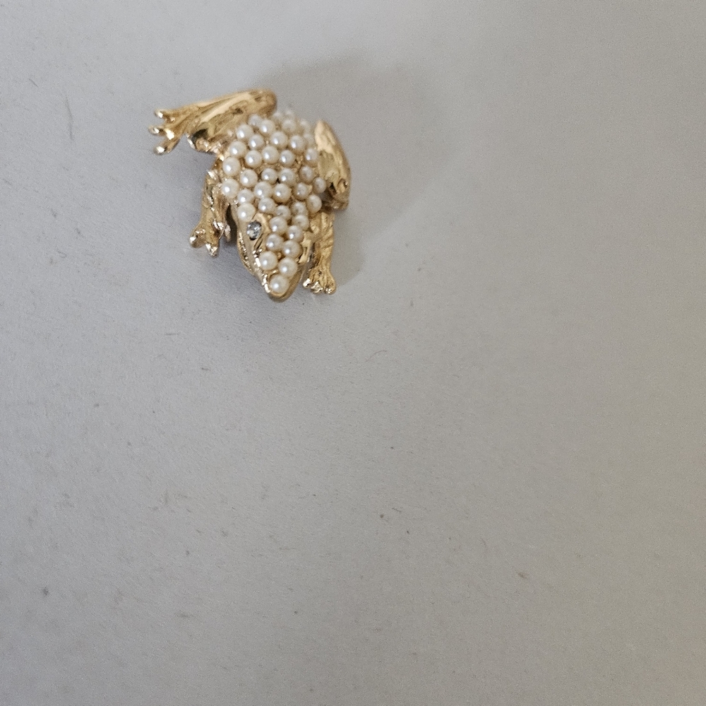 Vintage Gold Tone Faux Pearl Frog Brooch. - Picture 3 of 6